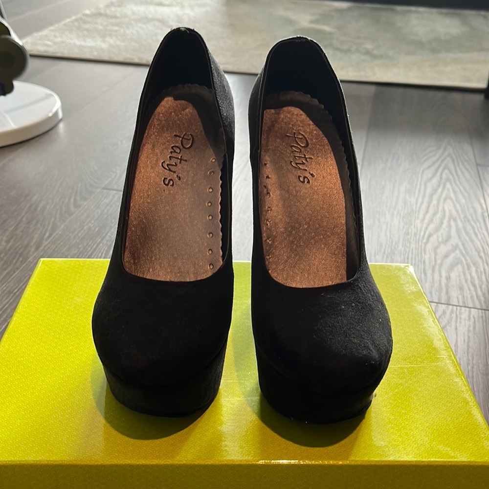 5 inch black pumps